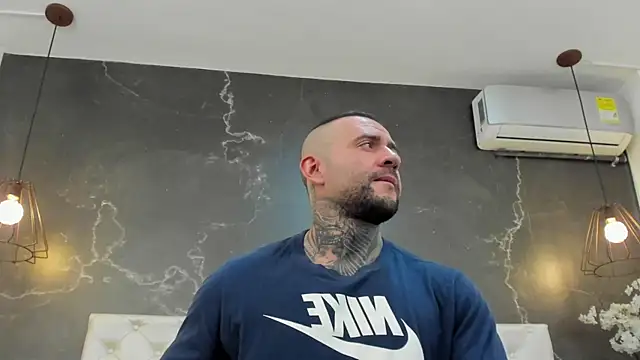 Snapshot of BruceDallas chatting on 02-02-25, 06:04 BruceDallas online show from 02-02-25, 06:04