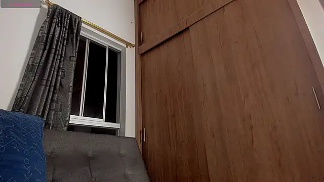 Snapshot of curt_xxx chatting on 11-11-25, 02:44 curt xxx online show from 11-11-25, 02:44