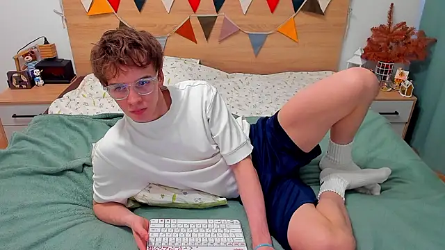 Snapshot of Fandi_777 chatting on 02-08-26, 02:09 Fandi 777 online show from 02-08-26, 02:09