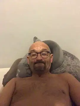 Snapshot of henfri chatting on 10-19-25, 09:54 henfri online show from 10-19-25, 09:54