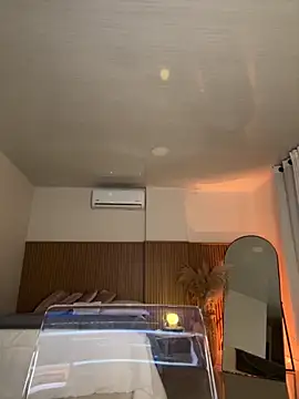 Lianh Benett online show from 10-19-25, 09:48