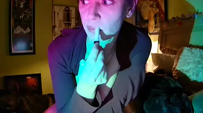 GardenGirl00 online show from 03-11-25, 04:21