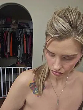 Snapshot of ellieconradxo chatting on 05-14-26, 03:08 ellieconradxo online show from 05-14-26, 03:08