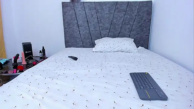 Snapshot of bella-black chatting on 10-27-25, 11:20 bella-black online show from 10-27-25, 11:20