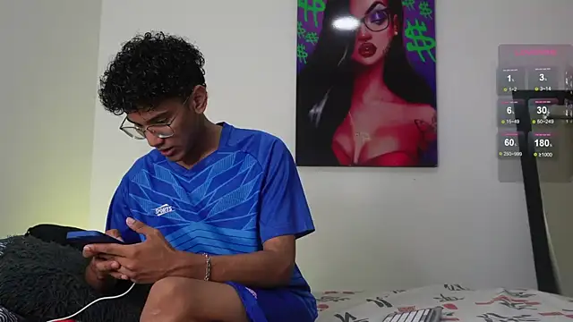 Snapshot of harrytwink18 chatting on 12-04-24, 01:31 harrytwink18 online show from 12-04-24, 01:31