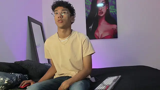 Snapshot of harrytwink18 chatting on 02-18-25, 01:22 harrytwink18 online show from 02-18-25, 01:22