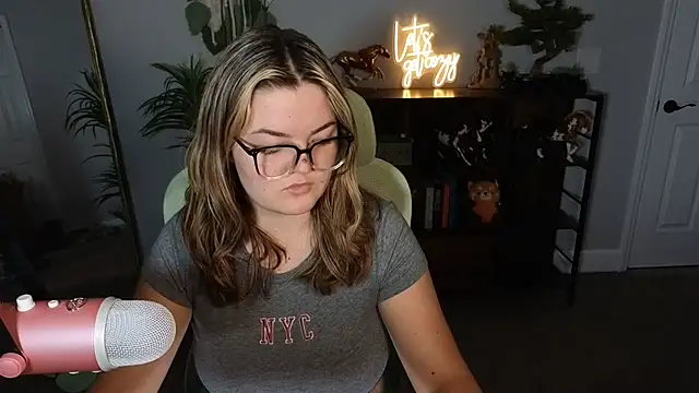 Snapshot of rodeobrii chatting on 10-15-25, 02:11 rodeobrii online show from 10-15-25, 02:11