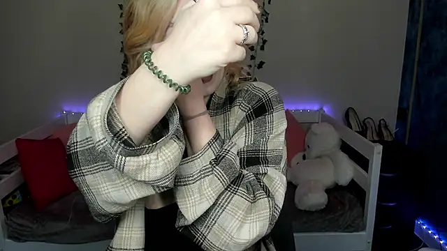 Snapshot of Emily_Gin chatting on 11-19-25, 02:33 Emily Gin online show from 11-19-25, 02:33