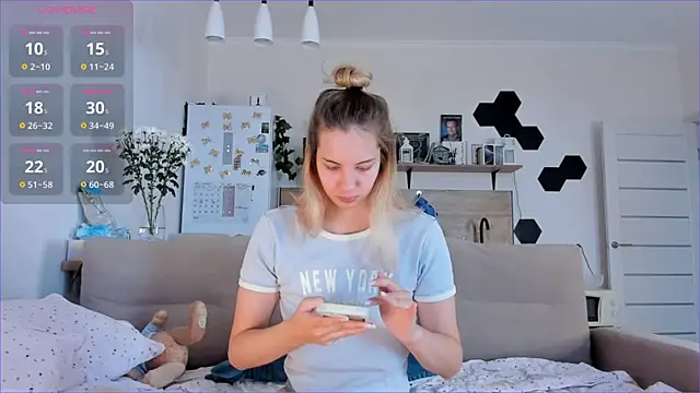 Girl alone home online show from 10-10-25, 07:07