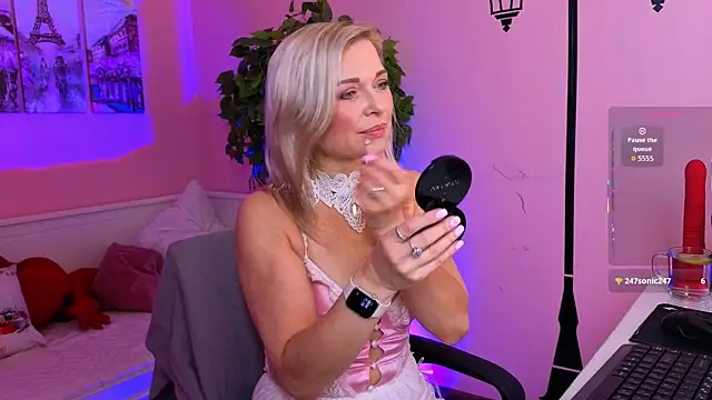 Gloria Lovely online show from 07-21-26, 11:01