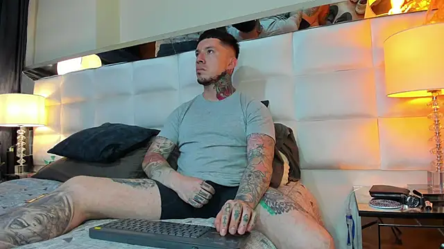 Snapshot of Adam_tatto chatting on 09-30-25, 01:43 Adam tatto online show from 09-30-25, 01:43