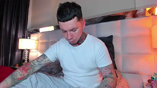 Snapshot of Adam_tatto chatting on 10-15-25, 02:33 Adam tatto online show from 10-15-25, 02:33