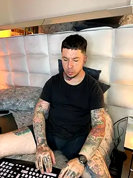 Snapshot of Adam_tatto chatting on 11-16-25, 01:22 Adam tatto online show from 11-16-25, 01:22