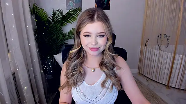 Snapshot of FollowLovee chatting on 03-07-25, 10:54 FollowLovee online show from 03-07-25, 10:54