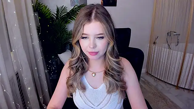 Snapshot of FollowLovee chatting on 03-08-25, 02:01 FollowLovee online show from 03-08-25, 02:01