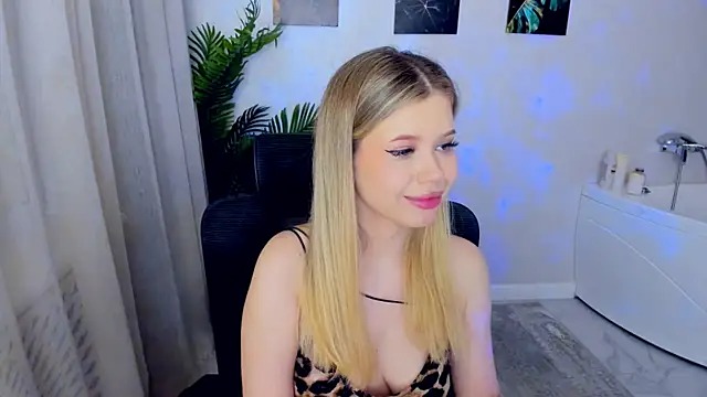 Snapshot of FollowLovee chatting on 11-15-25, 07:54 FollowLovee online show from 11-15-25, 07:54