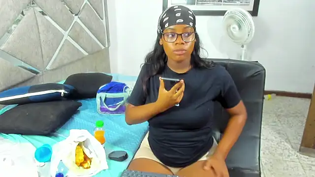 EvaxEmma online show from 04-25-26, 01:36