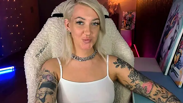 Snapshot of tykioty_Miley chatting on 05-15-26, 01:40 tykioty Miley online show from 05-15-26, 01:40
