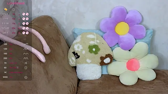 Snapshot of TrissMerigold9 chatting on 10-13-25, 09:15 TrissMerigold9 online show from 10-13-25, 09:15