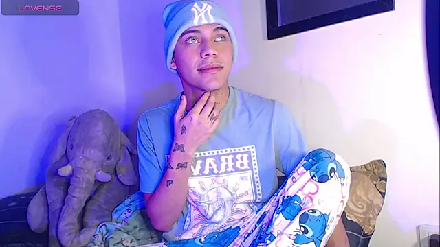 Snapshot of visaelX chatting on 03-08-25, 01:39 visaelX online show from 03-08-25, 01:39