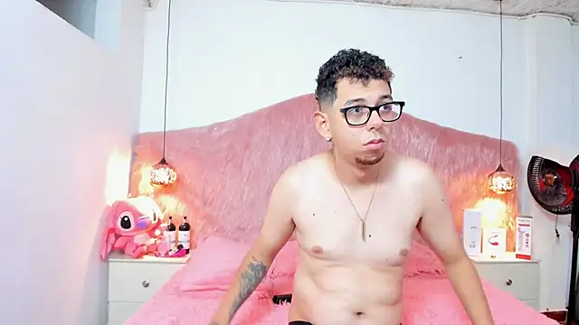 Derek and Skarlet online show from 11-30-25, 04:11