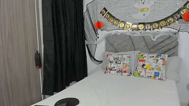 brittanypalmer2023 online show from 10-23-25, 02:49