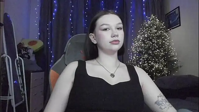 Snapshot of Emmy_m00n chatting on 12-19-24, 02:34 Emmy m00n online show from 12-19-24, 02:34