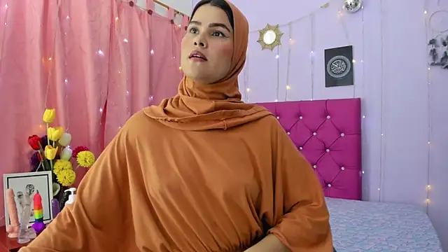 Snapshot of AishaAmin_ chatting on 12-18-24, 03:44 AishaAmin online show from 12-18-24, 03:44
