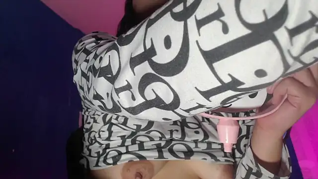 Snapshot of vitoria23_ chatting on 06-23-26, 01:53 vitoria23 online show from 06-23-26, 01:53