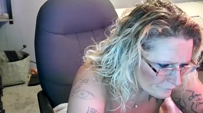 Snapshot of Lisalovely6981 chatting on 01-22-25, 12:27 Lisalovely6981 online show from 01-22-25, 12:27