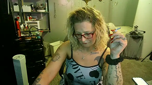 Snapshot of Lisalovely6981 chatting on 02-15-25, 11:03 Lisalovely6981 online show from 02-15-25, 11:03