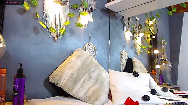 ItsVenuss online show from 12-17-24, 10:32