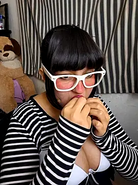 Snapshot of Derry_Cooper chatting on 12-21-25, 12:40 Derry Cooper online show from 12-21-25, 12:40