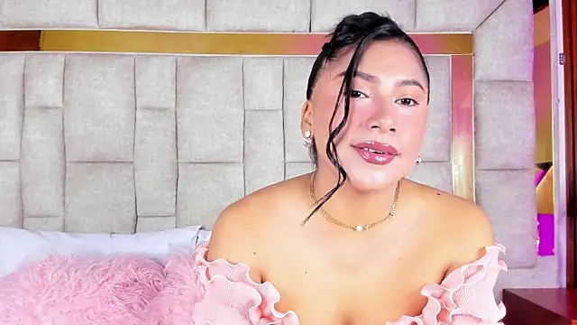 LinnaGardenia online show from 04-11-26, 01:37