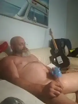 iambradz online show from 10-31-25, 04:52