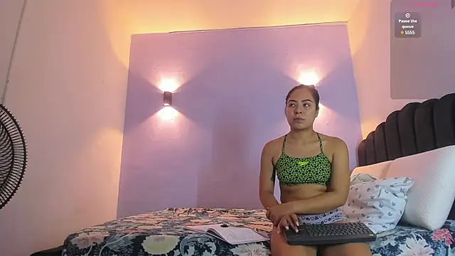 Snapshot of Sofia_Clauss_ chatting on 01-05-25, 04:36 Sofia Clauss online show from 01-05-25, 04:36