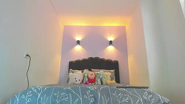 Snapshot of Sofia_Clauss_ chatting on 10-31-25, 03:57 Sofia Clauss online show from 10-31-25, 03:57