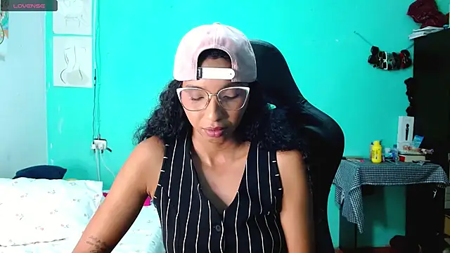 Snapshot of sensitive_brunette chatting on 06-11-26, 02:53 sensitive brunette online show from 06-11-26, 02:53