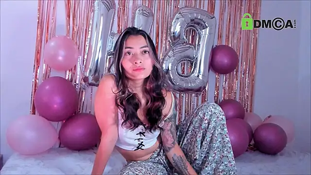 Snapshot of Lauren_A chatting on 12-13-24, 05:21 Lauren A online show from 12-13-24, 05:21