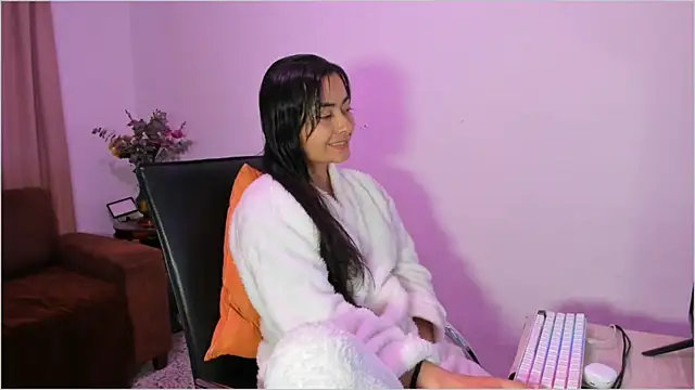 Snapshot of Lauren_A chatting on 10-26-25, 05:46 Lauren A online show from 10-26-25, 05:46