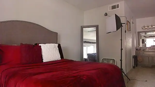 yiauana online show from 04-21-26, 08:12