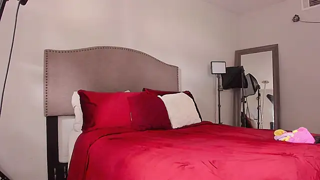 yiauana online show from 04-25-26, 04:48