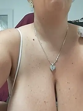 Snapshot of AvaLloyd chatting on 11-14-25, 01:48 AvaLloyd online show from 11-14-25, 01:48