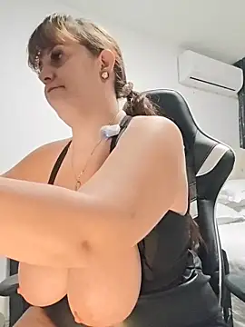 Snapshot of AvaLloyd chatting on 12-04-25, 01:59 AvaLloyd online show from 12-04-25, 01:59