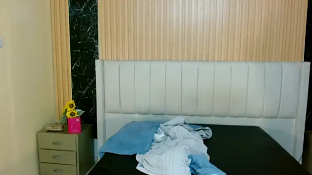 MilanZaire online show from 12-05-25, 03:30