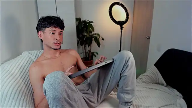 Snapshot of dimitri_targaryen chatting on 12-31-24, 04:49 dimitri targaryen online show from 12-31-24, 04:49