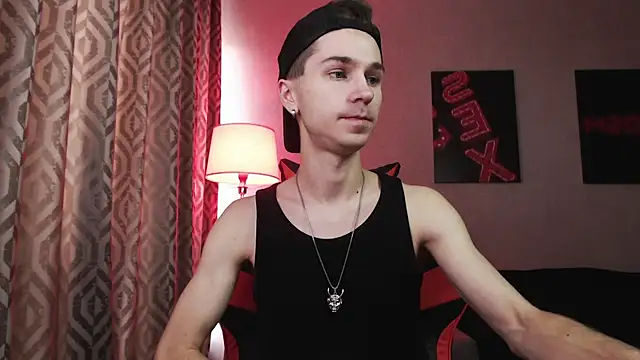 Joseph  Quinn online show from 11-03-25, 07:31