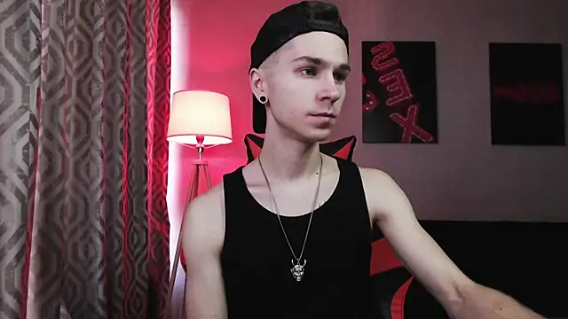 Joseph  Quinn online show from 11-11-25, 07:08