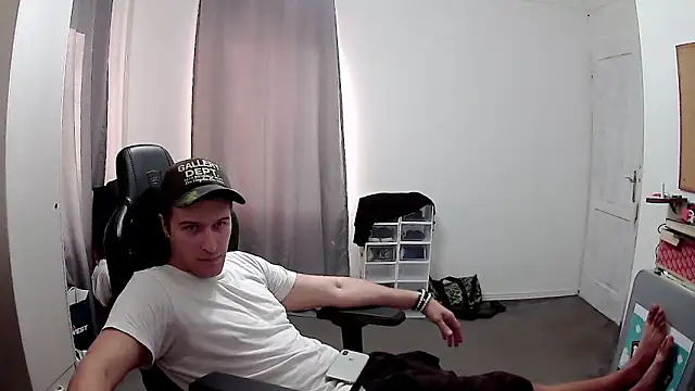 Snapshot of PKrisztian chatting on 10-09-25, 02:48 PKrisztian online show from 10-09-25, 02:48