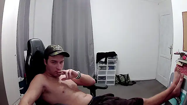 Snapshot of PKrisztian chatting on 10-12-25, 06:29 PKrisztian online show from 10-12-25, 06:29